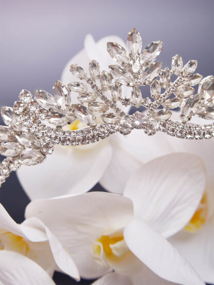 Cauti o Coroniță cu Cristale? Comandă Diademă Argintie de Mireasă Cristale Strălucitoare Nuntă Novia Regia În Stoc